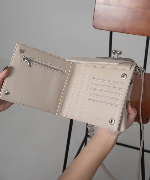 Amiur（エミレ）の「clasp multiway bag（ショルダーバッグ・レディース・ブラック/アイボリー/ブラウン系・FREE）」の4枚目の写真