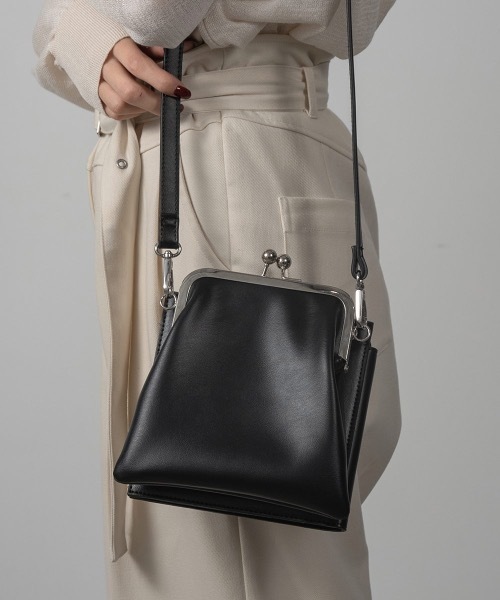 Amiur（エミレ）の「clasp multiway bag（ショルダーバッグ・レディース・ブラック/アイボリー/ブラウン系・FREE）」の5枚目の写真