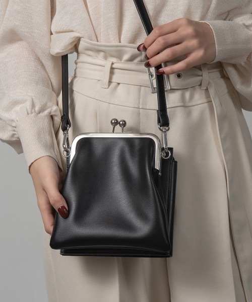 Amiur（エミレ）の「clasp multiway bag（ショルダーバッグ・レディース・ブラック/アイボリー/ブラウン系・FREE）」の6枚目の写真