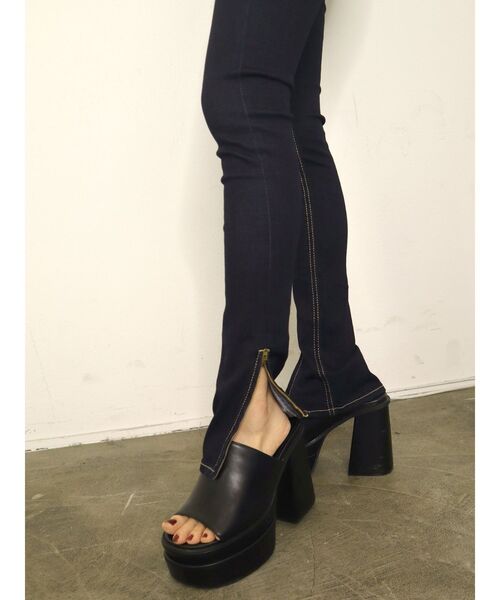 EMODA(エモダ)の「アシンメトリーラインハイウエストパギンス(デニムパンツ・レディース・ブラック/インディゴブルー・SMALL/MEDIUM/X-SMALL)」の6枚目の写真