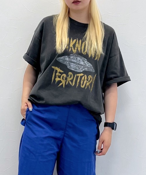 FOREVER 21(フォーエバー トゥエンティーワン)の「【STREET】アソートビッグTシャツ(Tシャツ/カットソー・レディース・ホワイト/ブラック/レッド/ブルー/グリーン・FREE)」の3枚目の写真