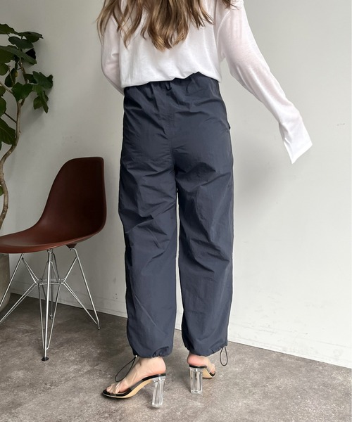 prose verse（プロズヴェール）の「裾ドロストパラシュートパンツ（カーゴパンツ・レディース・カーキ/チャコール・ﾌﾘ-）」の5枚目の写真