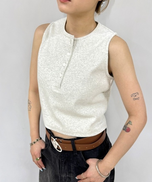 WHO'S WHO gallery（フーズフーギャラリー）の「ヘンリーネックタンク（タンクトップ・レディース・チャコールグレー/ブラック/ホワイト/ライトグレー/レッド・FREE）」の4枚目の写真