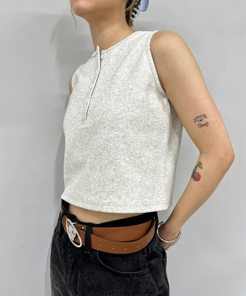 WHO'S WHO gallery（フーズフーギャラリー）の「ヘンリーネックタンク（タンクトップ・レディース・チャコールグレー/ブラック/ホワイト/ライトグレー/レッド・FREE）」の8枚目の写真