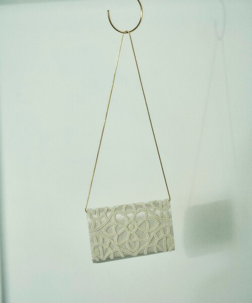 GRACE CONTINENTAL（グレースコンチネンタル）の「パールフラワークラッチバッグ（クラッチバッグ・レディース・ブラック/ベージュ・FREE）」の2枚目の写真