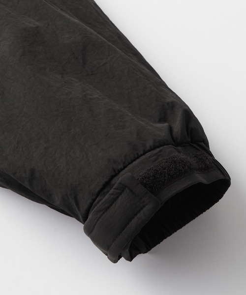 MONO-MART(モノマート)の「2WAY 撥水ナイロン ビッグシルエット ミリタリーショート中綿ジャケット(ダウンジャケット/コート・レディース・グレー/オフホワイト/ネイビー/ブラック/オリーブ/モカ/アイボリー・L/M/S)」の16枚目の写真