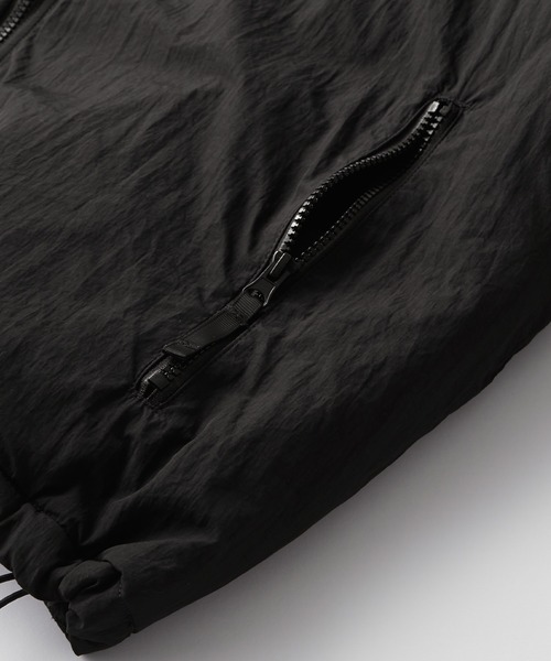 MONO-MART(モノマート)の「2WAY 撥水ナイロン ビッグシルエット ミリタリーショート中綿ジャケット(ダウンジャケット/コート・レディース・グレー/オフホワイト/ネイビー/ブラック/オリーブ/モカ/アイボリー・L/M/S)」の17枚目の写真