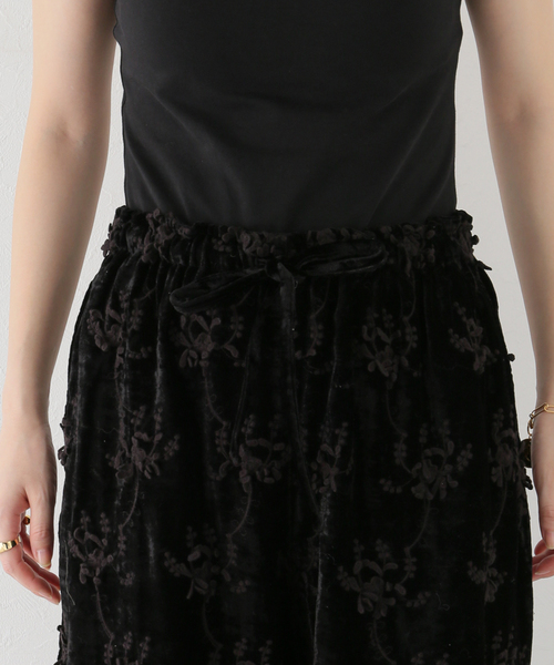 SLOBE IENA（スローブイエナ）の「【crinkle crinkle crinkle】 VELVET 3D EMBROIDERY パンツ（その他パンツ・レディース・ホワイト/ブラック・FREE）」の6枚目の写真