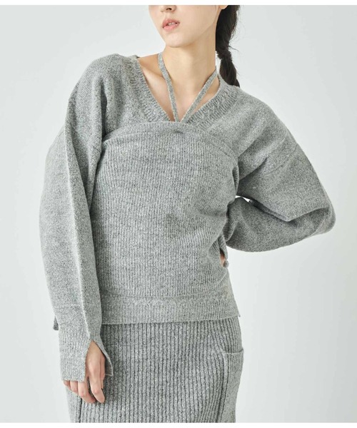ANAP(アナップ)の「ブークレVネックニット×ホルターネックキャミソールセット(ニット/セーター・レディース・グレー/ベージュ/ブラック・FREE)」の1枚目の写真