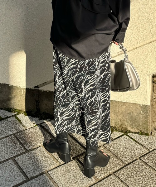 y/m by misato（イムバイミサト）の「アート柄カットプリーツスカート（スカート・レディース・ブラック・FREE）」の5枚目の写真