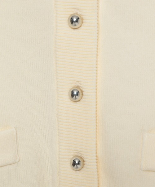 mysty woman（ミスティウーマン）の「メタルボタンショートカーディガン　135561（カーディガン/ボレロ・レディース・オフホワイト/グリーン/ネイビー・FREE）」の4枚目の写真