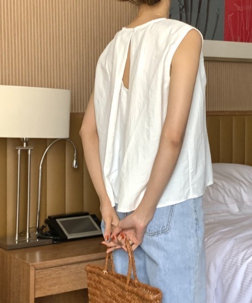 N.s(エヌドットエス)の「バックスリットノースリーブトップス(Tシャツ/カットソー・レディース・ブラック/ホワイト/ブルー・FREE)」の1枚目の写真
