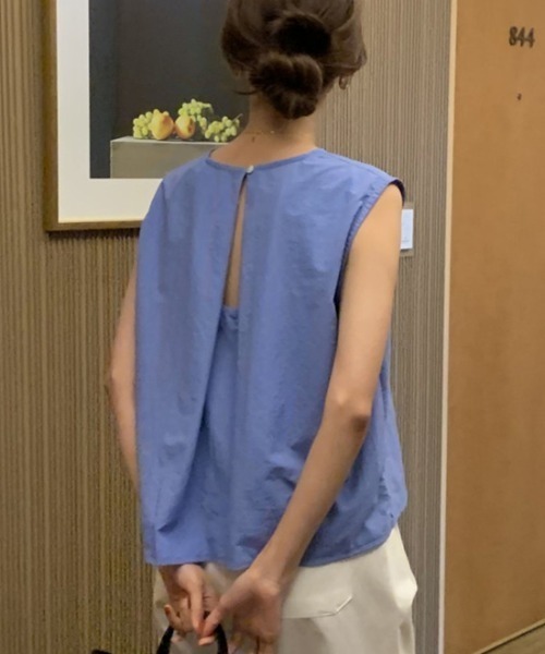 N.s(エヌドットエス)の「バックスリットノースリーブトップス(Tシャツ/カットソー・レディース・ブラック/ホワイト/ブルー・FREE)」の4枚目の写真
