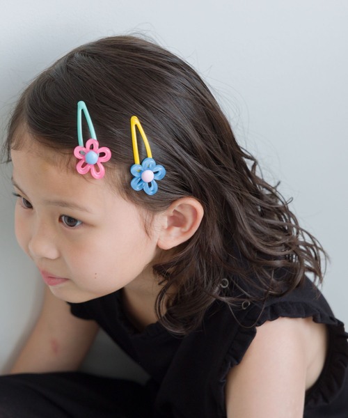 LOWRYS FARM(ローリーズファーム)の「フラワー2Pセットヘアピン 138474(ヘアピン・キッズ・ブルー/ピンク/パープル/イエロー・FREE)」の1枚目の写真