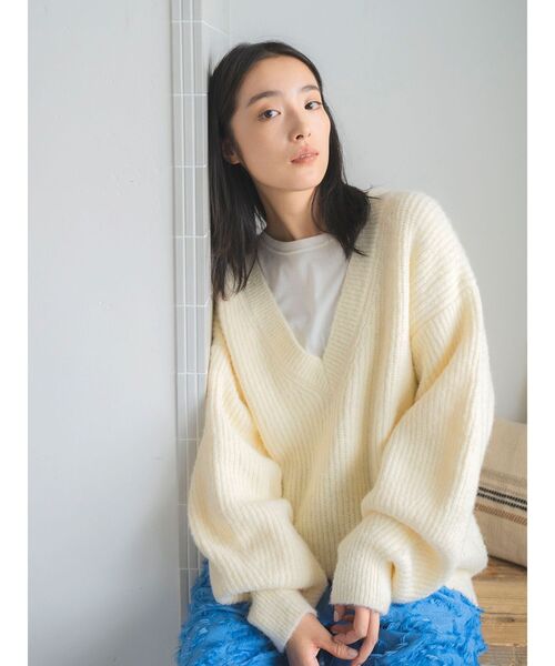 Ungrid(アングリッド)の「深Vネックルーズニット(ニット/セーター・レディース・オレンジ/ブルー/アイボリー・FREE)」の4枚目の写真
