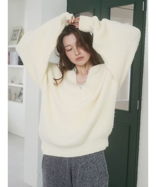 Ungrid(アングリッド)の「深Vネックルーズニット(ニット/セーター・レディース・オレンジ/ブルー/アイボリー・FREE)」の10枚目の写真