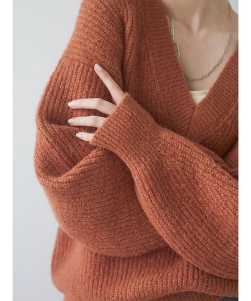 Ungrid(アングリッド)の「深Vネックルーズニット(ニット/セーター・レディース・オレンジ/ブルー/アイボリー・FREE)」の14枚目の写真