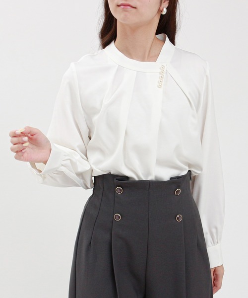 TRUDEA（トルディア）の「アシメネックパール装飾ブラウス（シャツ/ブラウス・レディース・ホワイト/ネイビー/ブルー/グレイッシュベージュ/カーキ/ピンク/ベージュ/ブルーグリーン・SMALL/MEDIUM/LARGE）」の3枚目の写真