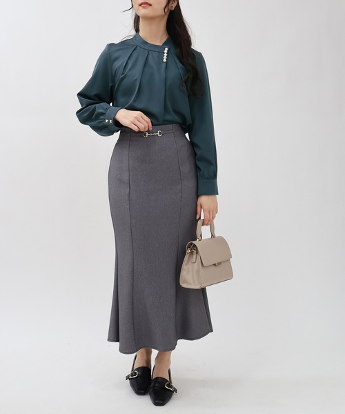 TRUDEA（トルディア）の「アシメネックパール装飾ブラウス（シャツ/ブラウス・レディース・ホワイト/ネイビー/ブルー/グレイッシュベージュ/カーキ/ピンク/ベージュ/ブルーグリーン・SMALL/MEDIUM/LARGE）」の2枚目の写真