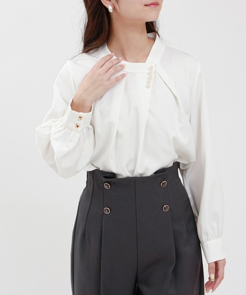 TRUDEA（トルディア）の「アシメネックパール装飾ブラウス（シャツ/ブラウス・レディース・ホワイト/ネイビー/ブルー/グレイッシュベージュ/カーキ/ピンク/ベージュ/ブルーグリーン・SMALL/MEDIUM/LARGE）」の15枚目の写真