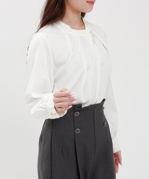 TRUDEA（トルディア）の「アシメネックパール装飾ブラウス（シャツ/ブラウス・レディース・ホワイト/ネイビー/ブルー/グレイッシュベージュ/カーキ/ピンク/ベージュ/ブルーグリーン・SMALL/MEDIUM/LARGE）」の16枚目の写真