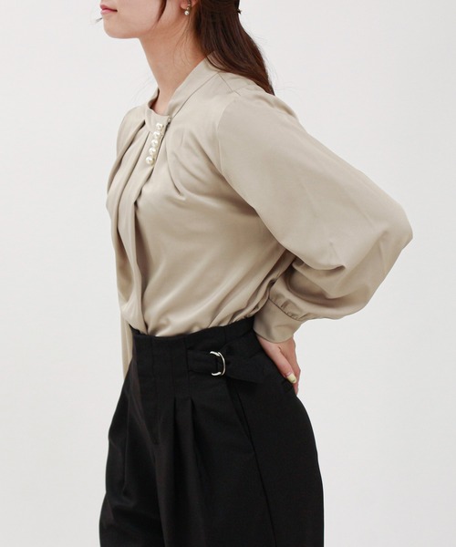 TRUDEA（トルディア）の「アシメネックパール装飾ブラウス（シャツ/ブラウス・レディース・ホワイト/ネイビー/ブルー/グレイッシュベージュ/カーキ/ピンク/ベージュ/ブルーグリーン・SMALL/MEDIUM/LARGE）」の12枚目の写真