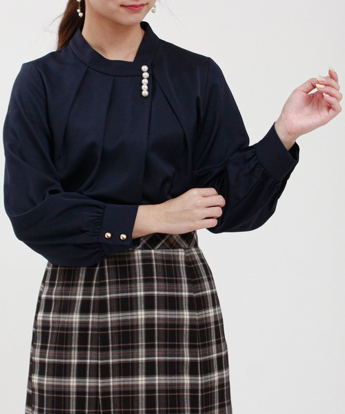 TRUDEA（トルディア）の「アシメネックパール装飾ブラウス（シャツ/ブラウス・レディース・ホワイト/ネイビー/ブルー/グレイッシュベージュ/カーキ/ピンク/ベージュ/ブルーグリーン・SMALL/MEDIUM/LARGE）」の21枚目の写真