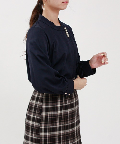 TRUDEA（トルディア）の「アシメネックパール装飾ブラウス（シャツ/ブラウス・レディース・ホワイト/ネイビー/ブルー/グレイッシュベージュ/カーキ/ピンク/ベージュ/ブルーグリーン・SMALL/MEDIUM/LARGE）」の22枚目の写真