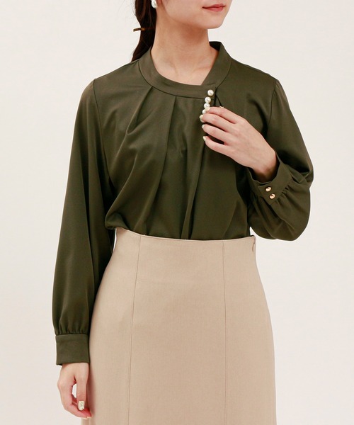 TRUDEA（トルディア）の「アシメネックパール装飾ブラウス（シャツ/ブラウス・レディース・ホワイト/ネイビー/ブルー/グレイッシュベージュ/カーキ/ピンク/ベージュ/ブルーグリーン・SMALL/MEDIUM/LARGE）」の18枚目の写真