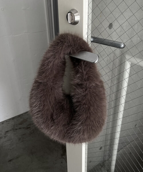 CAPRICIEUX LE'MAGE（カプリシューレマージュ）の「オーバルファーバッグ（ハンドバッグ・レディース・モカ/アイボリー・FREE）」の9枚目の写真