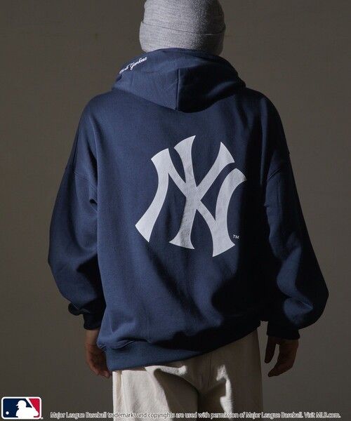MLB（メジャーリーグベースボール）の「MLB/メジャーリーグベースボール 別注MLB バックロゴスウェットパーカー/裏起毛(限定展開)（パーカー・メンズ・ブラック/グレー系その他/グレー系その他2/ネイビー/ブラウン・MEDIUM/LARGE/SMALL）」の5枚目の写真