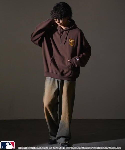 MLB（メジャーリーグベースボール）の「MLB/メジャーリーグベースボール 別注MLB バックロゴスウェットパーカー/裏起毛(限定展開)（パーカー・メンズ・ブラック/グレー系その他/グレー系その他2/ネイビー/ブラウン・MEDIUM/LARGE/SMALL）」の6枚目の写真