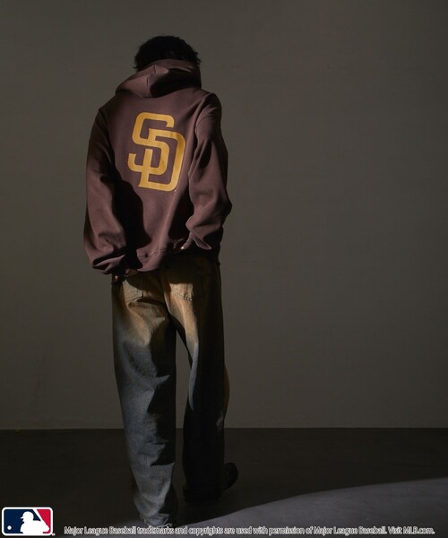 MLB（メジャーリーグベースボール）の「MLB/メジャーリーグベースボール 別注MLB バックロゴスウェットパーカー/裏起毛(限定展開)（パーカー・メンズ・ブラック/グレー系その他/グレー系その他2/ネイビー/ブラウン・MEDIUM/LARGE/SMALL）」の7枚目の写真