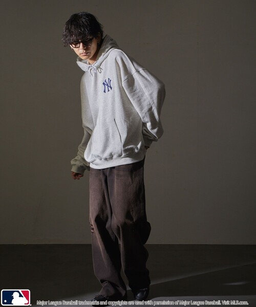 MLB（メジャーリーグベースボール）の「MLB/メジャーリーグベースボール 別注MLB バックロゴスウェットパーカー/裏起毛(限定展開)（パーカー・メンズ・ブラック/グレー系その他/グレー系その他2/ネイビー/ブラウン・MEDIUM/LARGE/SMALL）」の13枚目の写真