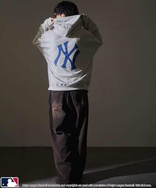 MLB（メジャーリーグベースボール）の「MLB/メジャーリーグベースボール 別注MLB バックロゴスウェットパーカー/裏起毛(限定展開)（パーカー・メンズ・ブラック/グレー系その他/グレー系その他2/ネイビー/ブラウン・MEDIUM/LARGE/SMALL）」の14枚目の写真