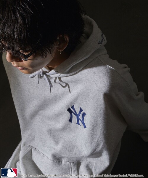 MLB（メジャーリーグベースボール）の「MLB/メジャーリーグベースボール 別注MLB バックロゴスウェットパーカー/裏起毛(限定展開)（パーカー・メンズ・ブラック/グレー系その他/グレー系その他2/ネイビー/ブラウン・MEDIUM/LARGE/SMALL）」の17枚目の写真
