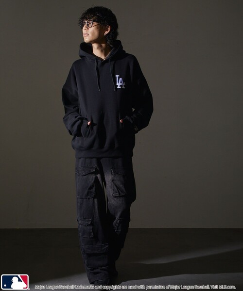 MLB（メジャーリーグベースボール）の「MLB/メジャーリーグベースボール 別注MLB バックロゴスウェットパーカー/裏起毛(限定展開)（パーカー・メンズ・ブラック/グレー系その他/グレー系その他2/ネイビー/ブラウン・MEDIUM/LARGE/SMALL）」の22枚目の写真