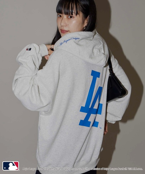 MLB（メジャーリーグベースボール）の「MLB/メジャーリーグベースボール 別注MLB バックロゴスウェットパーカー/裏起毛(限定展開)（パーカー・メンズ・ブラック/グレー系その他/グレー系その他2/ネイビー/ブラウン・MEDIUM/LARGE/SMALL）」の4枚目の写真