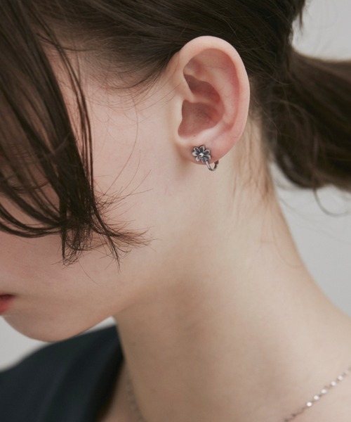 ciite' surgical stainless（シーテサージカルステンレス）の「【 金属アレルギー対応 】 フラワーモチーフ イヤリング サージカルステンレス   (両耳用)（イヤリング・レディース・シルバー/ゴールド・FREE）」の8枚目の写真