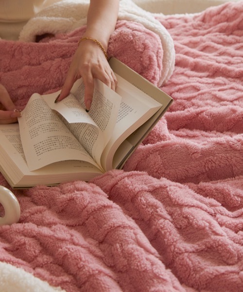 ピンクとホワイトの模様のブランケット Amazon｜PAVILIA ピンク ふわふわスローブランケット カウチ用