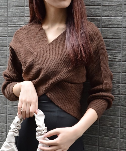 &soiree(アンドソワレ)の「【&soiree】フロントクロスニットトップス(ニット/セーター・レディース・ブラウン/ベージュ/ブラック/オフホワイト・FREE)」の3枚目の写真