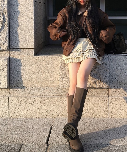 anyonemore（エニワンモア）の「フェイクレザーフリルティアードミニスカート（スカート・レディース・アイボリー/ブラック・FREE）」の3枚目の写真