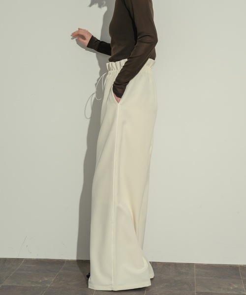 NEUNA(ヌナ)の「ライントラックパンツ(その他パンツ・レディース・アイボリー/ブラック・FREE/SMALL)」の20枚目の写真