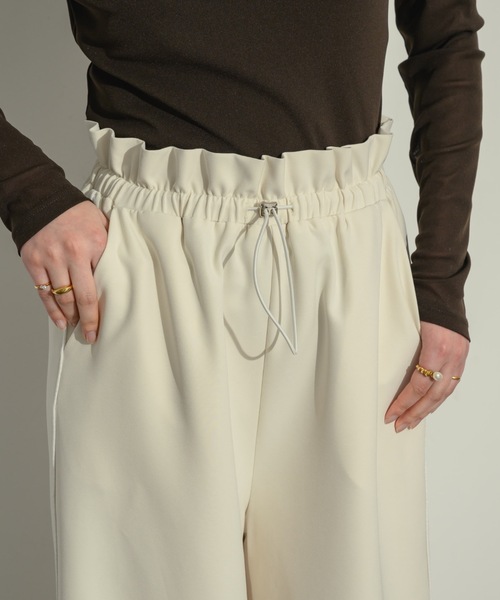 NEUNA(ヌナ)の「ライントラックパンツ(その他パンツ・レディース・アイボリー/ブラック・FREE/SMALL)」の9枚目の写真