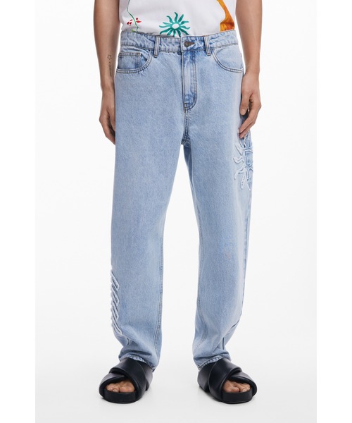Desigual(デシグアル)の「グラフィック刺繍デニムパンツ ワイド(デニムパンツ・メンズ・ブルー・M/S/XS/L/XL/XXL)」の1枚目の写真