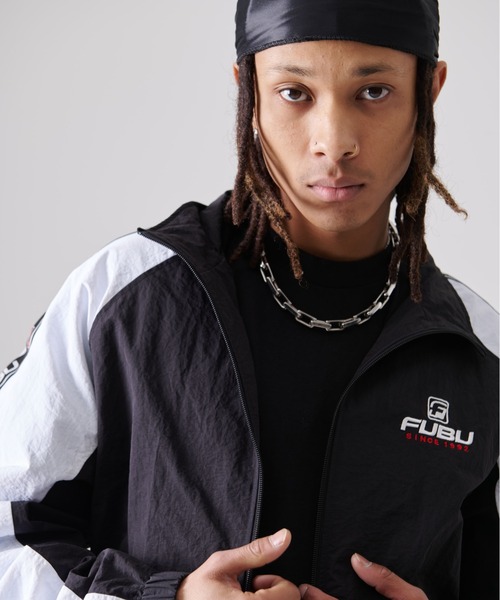 FUBU( フブ)の「FUBU フブ ブランド ロゴ 刺繍 サイド ロゴテープ シャカシャカ スタンドジャケット ナイロンジャケット(ナイロンジャケット・メンズ・ホワイト/ブラック・XXL/XL/L/M)」の4枚目の写真