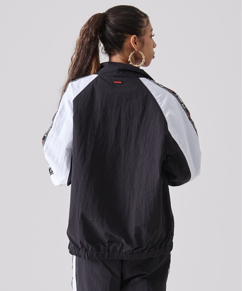 FUBU( フブ)の「FUBU フブ ブランド ロゴ 刺繍 サイド ロゴテープ シャカシャカ スタンドジャケット ナイロンジャケット(ナイロンジャケット・メンズ・ホワイト/ブラック・XXL/XL/L/M)」の11枚目の写真