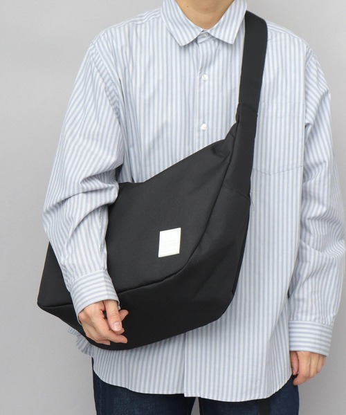 KANGOL(カンゴール)の「ラバータグ ラウンドショルダーバッグ M A4収納対応モデル(ショルダーバッグ・メンズ・ブラック系その他/ブラック・FREE)」の2枚目の写真