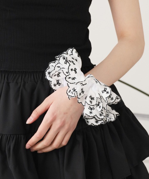 ROOPTOKYO(ループトウキョウ)の「花柄 フリルシュシュ(シュシュ・レディース・レッド/ブラック・FREE)」の4枚目の写真