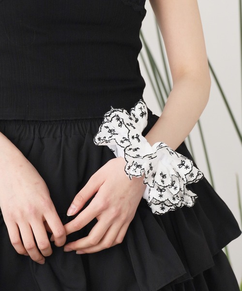 ROOPTOKYO(ループトウキョウ)の「花柄 フリルシュシュ(シュシュ・レディース・レッド/ブラック・FREE)」の5枚目の写真